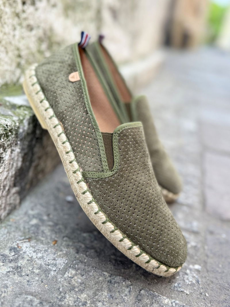 Ciesz się latem w lekkich, wsuwanych espadrylach ze skóry Ciesz się latem w lekkich, wsuwanych espadrylach ze skóry