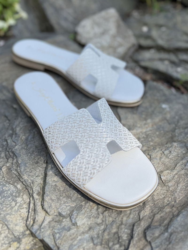 Białe klapki skórzane - must-have w każdej szafie, Konopka shoes Białe klapki skórzane - must-have w każdej szafie, Konopka shoes