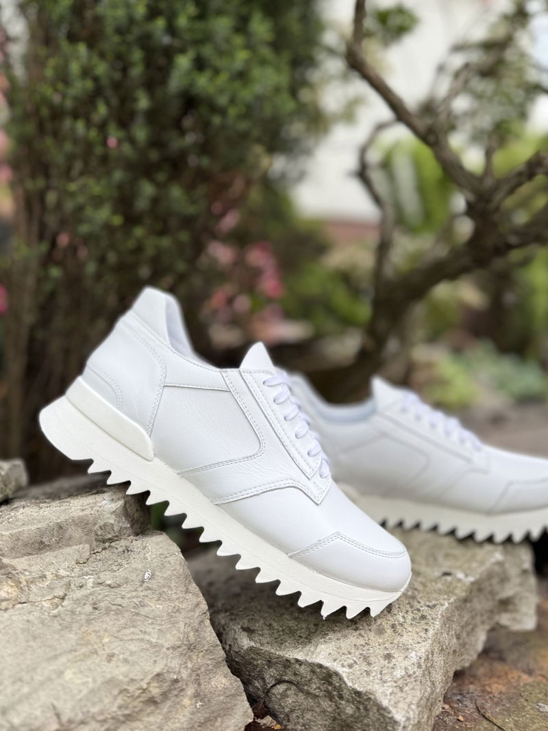 Białe sneakersy damskie, oryginalny model sportowy na co dzień, skóra naturalna, polska produkcja Conhpol Bis