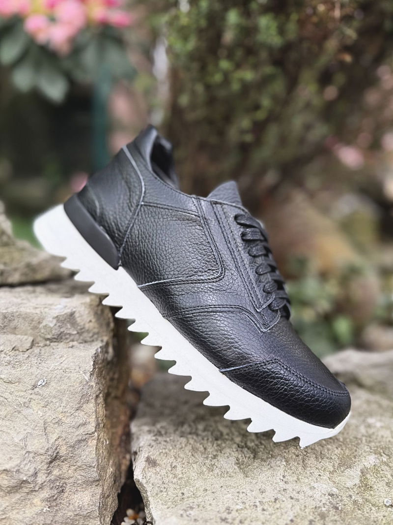Czarne sneakersy damskie, oryginalny model na lekkie podeszwie, wygodne ze skóry naturalnej