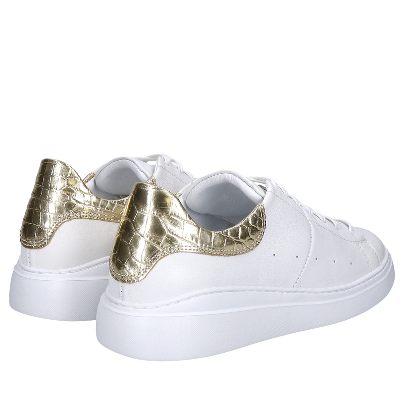 Białe damskie sneakersy na lekkiej białej podeszwie, wygodne i miękkie Białe damskie sneakersy na lekkiej białej podeszwie, wygodne i miękkie