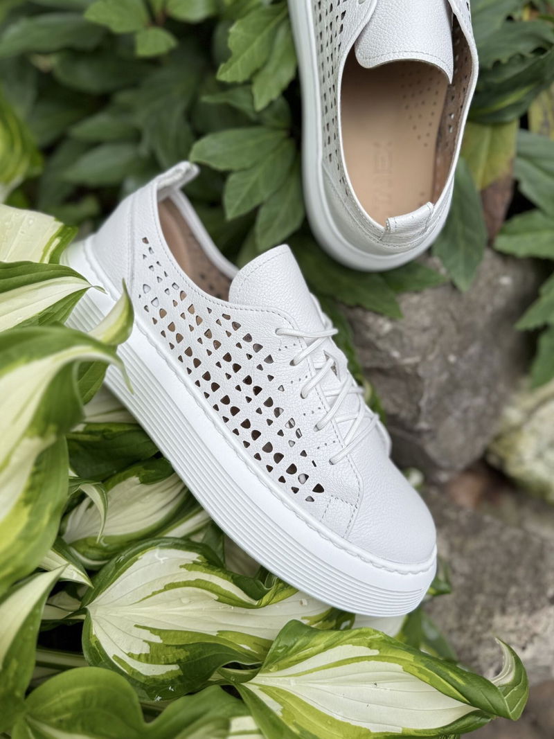 Białe sneakersy damskie na grubej podeszwie, wygodne z miękką wkładką, polski producent TANEX Białe sneakersy damskie na grubej podeszwie, wygodne z miękką wkładką, polski producent TANEX