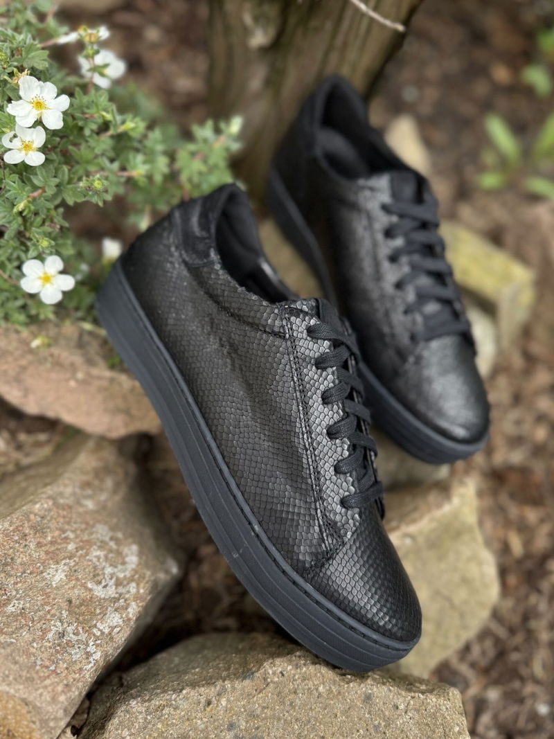 Czarne damskie sneakersy na co dzień, do pracy, wygodna i miękka wyciągana wkładka Czarne damskie sneakersy na co dzień, do pracy, wygodna i miękka wyciągana wkładka