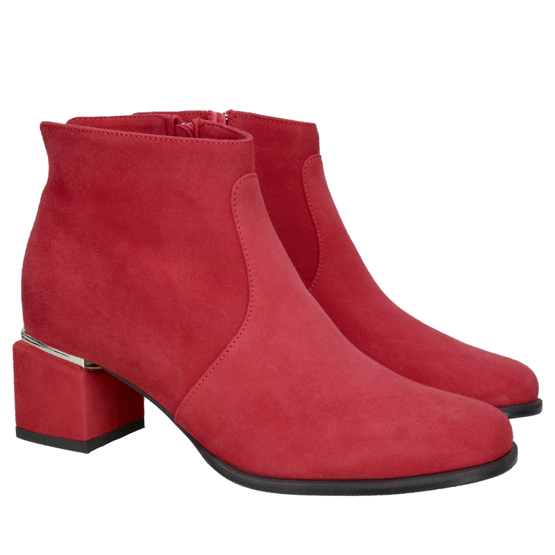 Soczysta czerwień botków zamszowych damskich na niskim obcasie