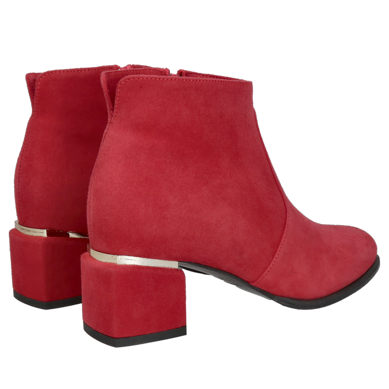 Soczysta czerwień botków zamszowych damskich na niskim obcasie