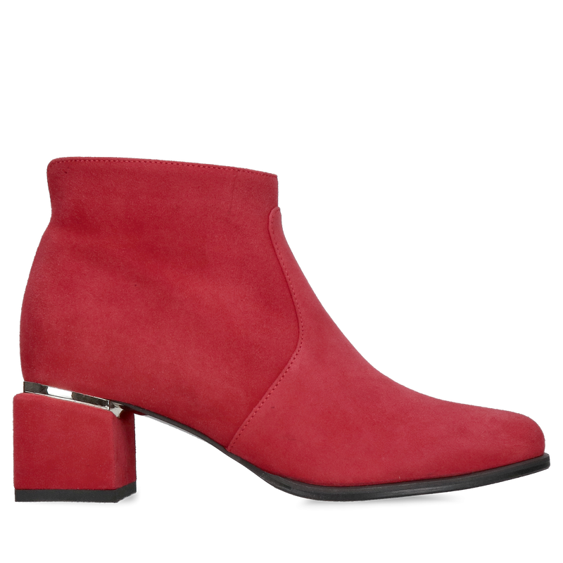 Soczysta czerwień botków zamszowych damskich na niskim obcasie