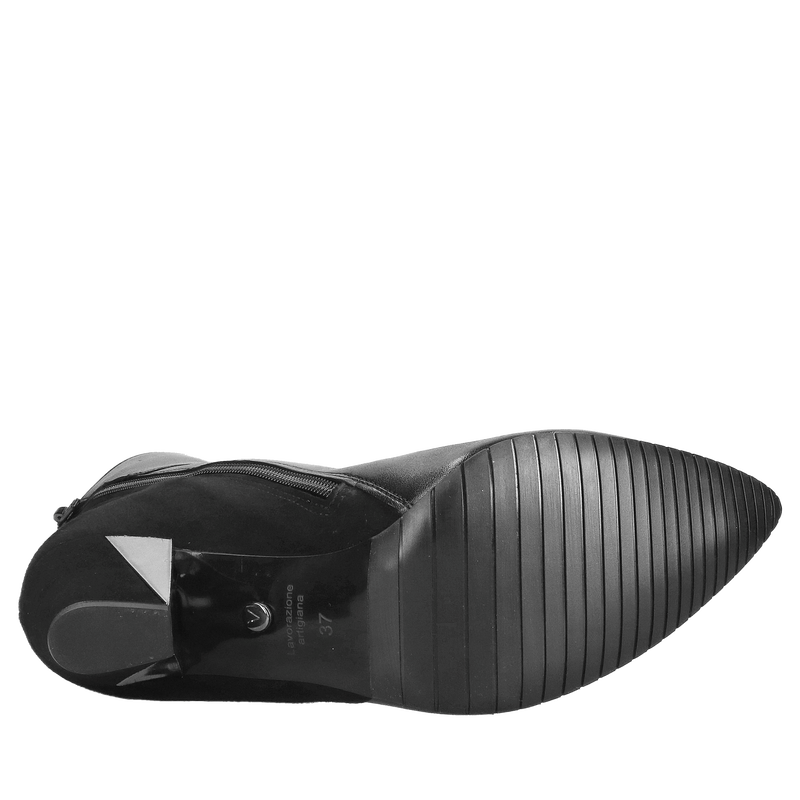 Eleganckie botki zamszowe na ozdobnym obcasie, elegancja i wygoda w jednym