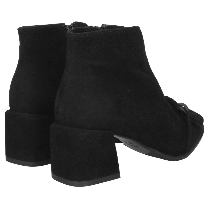 Botki czarne damskie na klocku z ozdobnym łańcuszkiem na nosku