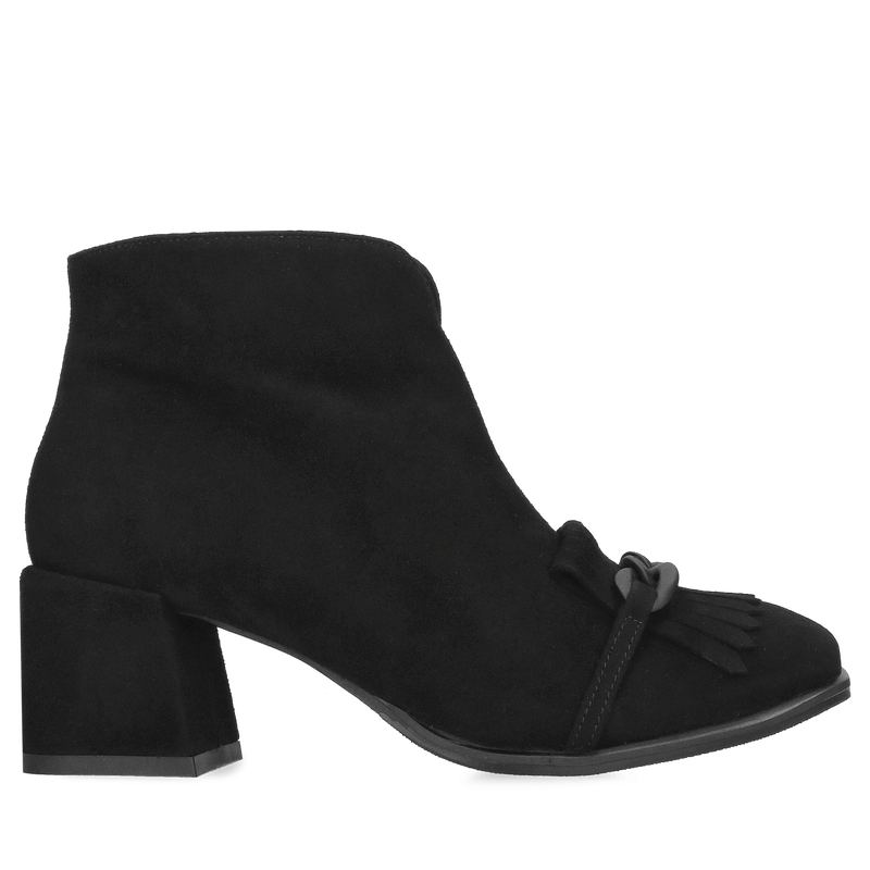 Botki czarne damskie na klocku z ozdobnym łańcuszkiem na nosku