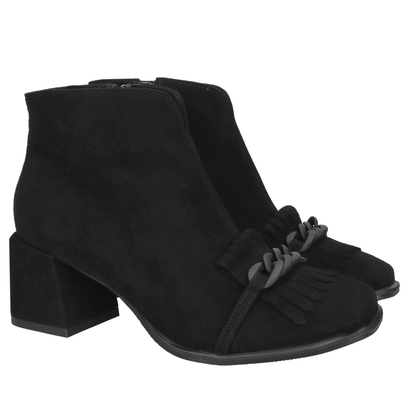 Botki czarne damskie na klocku z ozdobnym łańcuszkiem na nosku