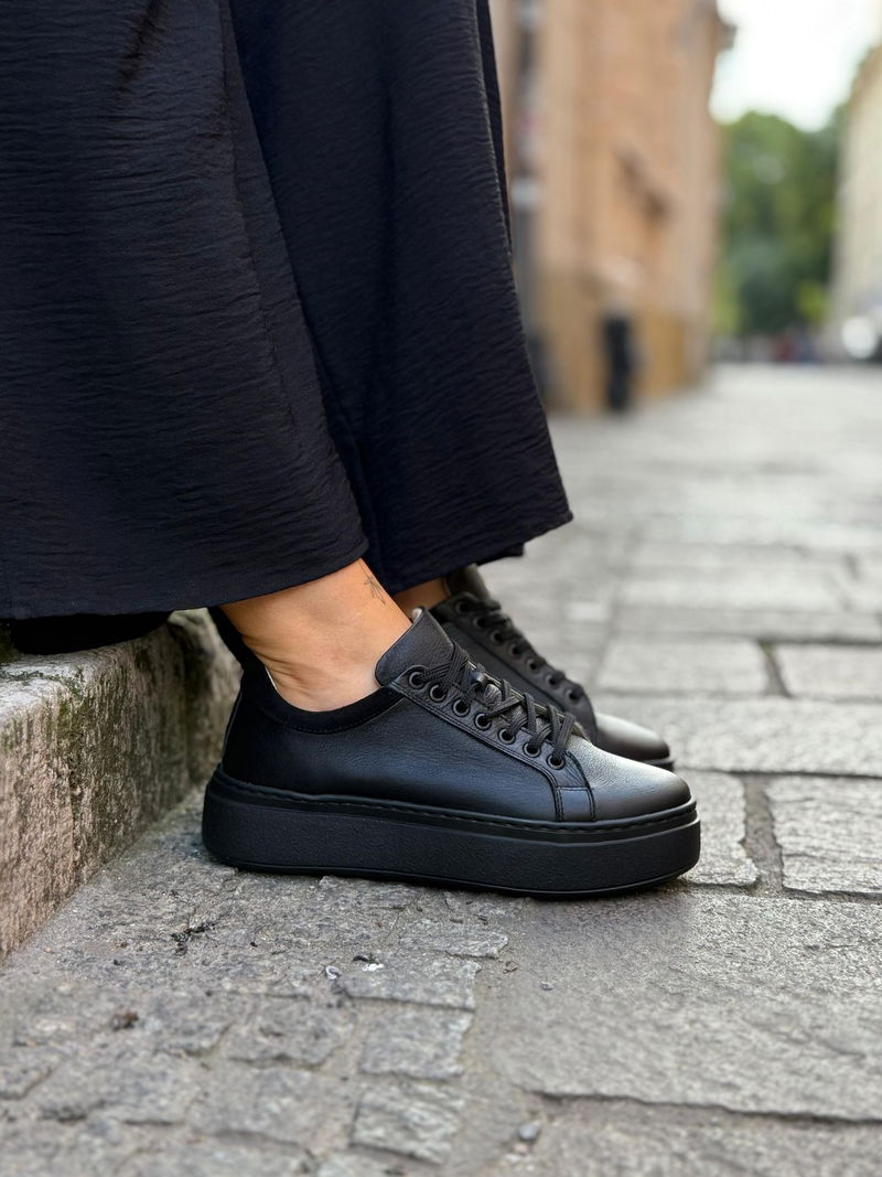 Czarne damskie sportowe sneakersy, klasyka i jakość