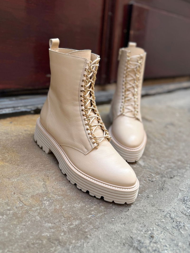 Damskie botki ze skóry wiązane z oryginalnymi ozdobami przy sznurówkach, polskie buty skórzane damskie