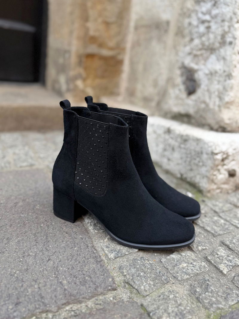 Buty zamszowe damskie, elegancja i wygoda w jednym, czarne botki na słupku