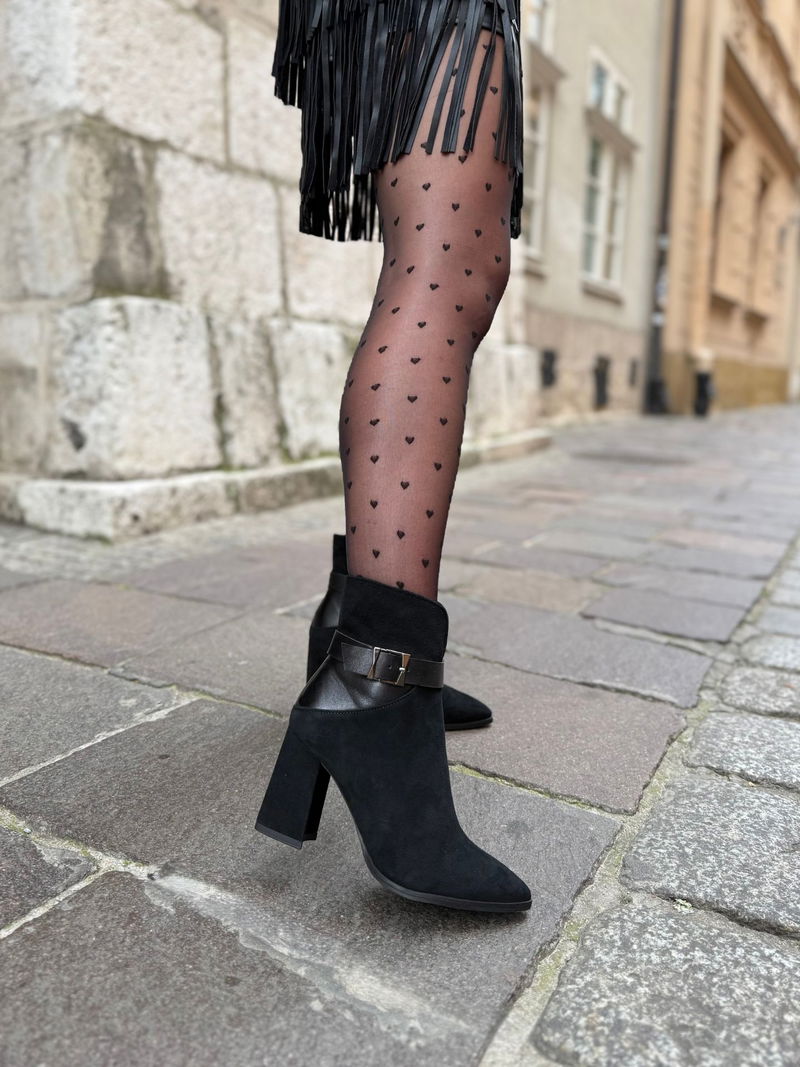 Botki zamszowe na wysokim stailnym słupku z efektywną ozdobą