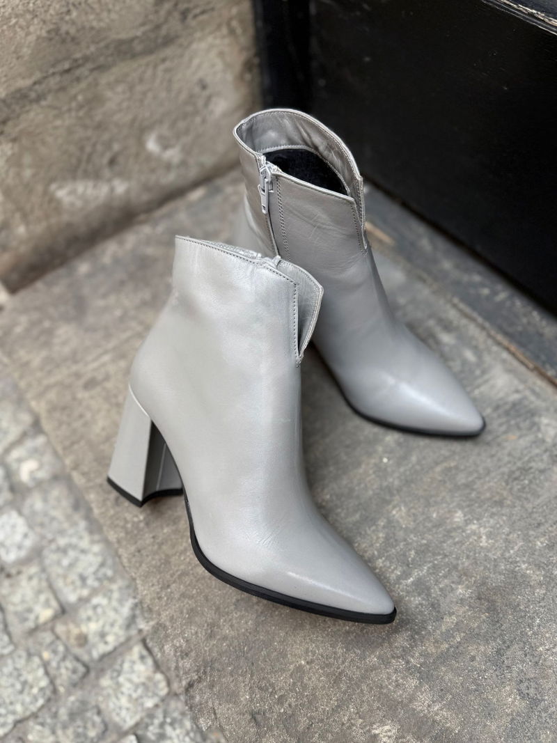 Botki damskie na klocku, botki jesienne ze skóry naturalnej, polski producent Conhpol