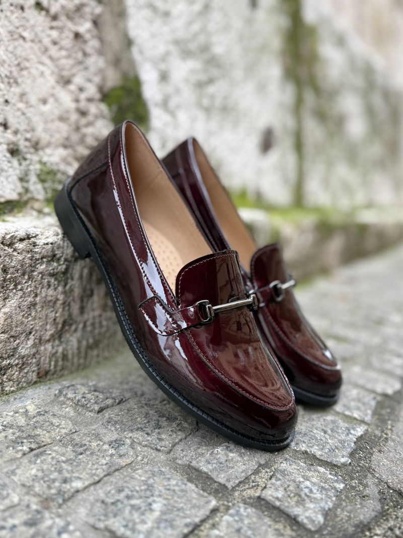 Damskie loafersy w bordowym wydaniu, skórzane mokasyny damskie