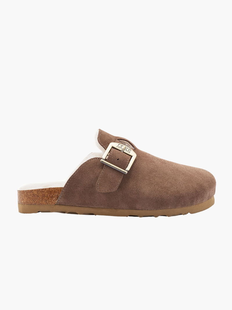 Buty wsuwane typu clogs z miękkiego zamszu z boczną klamrą. Wygodna wkładka z owczej skóry i formowana podeszwa.