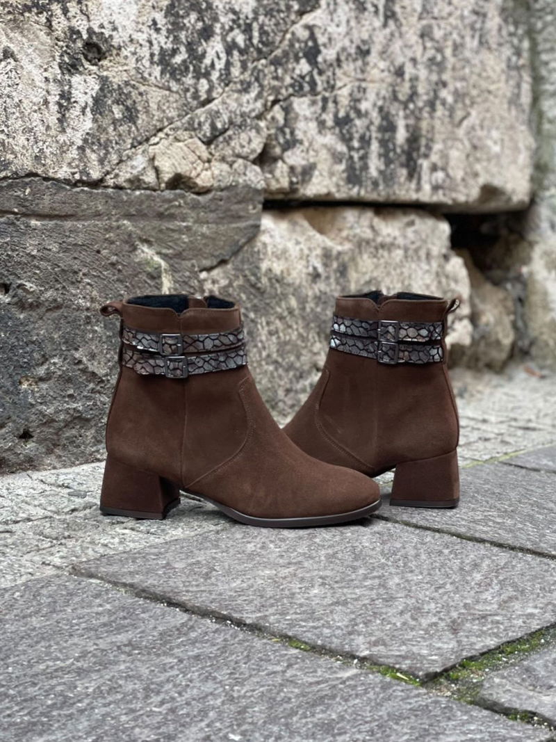 Damski botek na klocku ze skóry zamszowej, brązowe trzewiki jesienne, czekoladowe botki damskie ze skóry