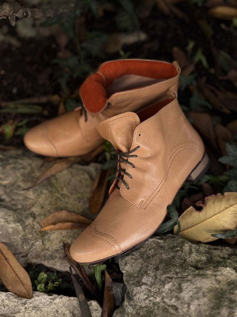 Niskie rude botki damskie nie ocieplane ze skóry z ozdobnym wykończeniem pomarańczowego zamszu, Konopka Shoes