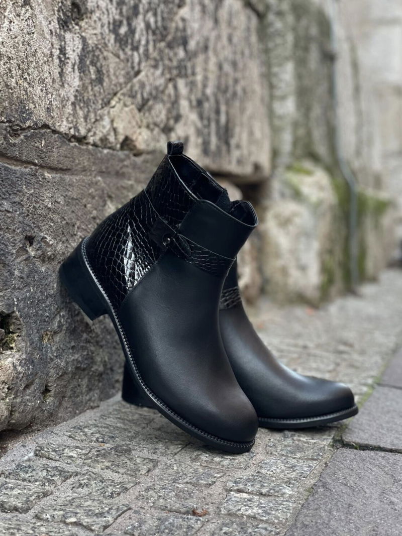 Czarny klasyczny i elegancki botek damski na jesień, botek damski ze skóry od polskiego producenta