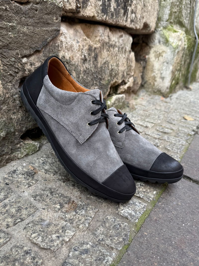 Zamszowe buty męskie ze skóry, wysoka jakość wykonania i duży komfort podczas chodzenia