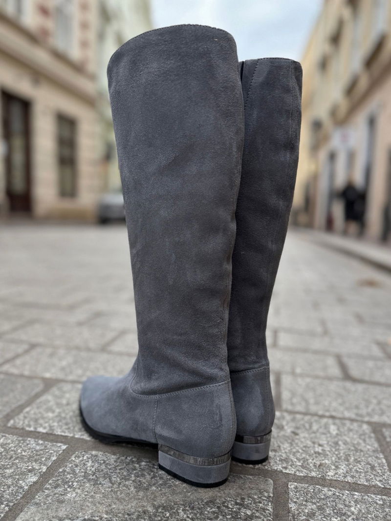 Zamszowe popielate kozaki damskie, wygodne kozaki do szpica na niskim obcasie