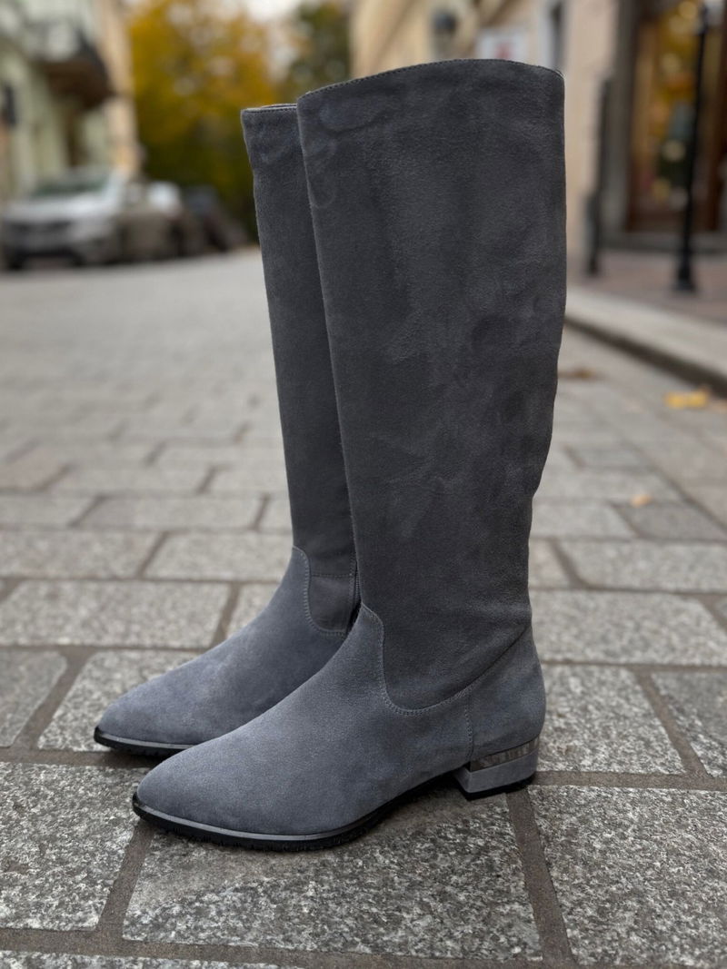 Zamszowe popielate kozaki damskie, wygodne kozaki do szpica na niskim obcasie