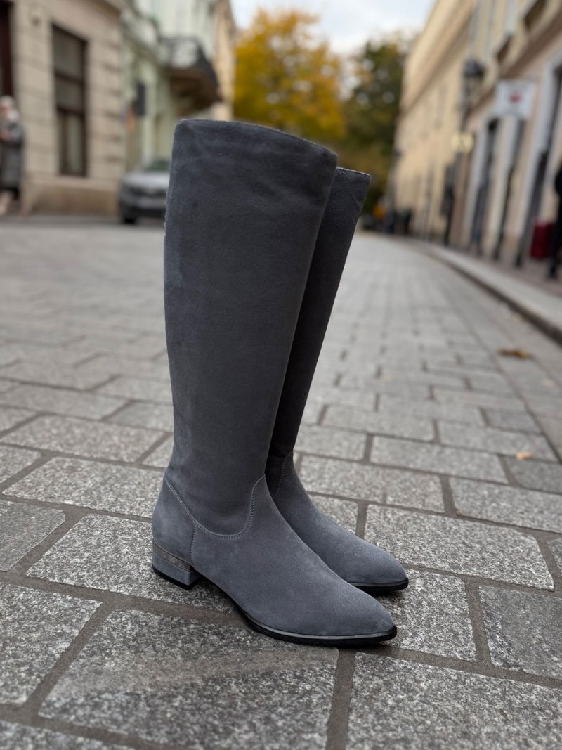 Zamszowe popielate kozaki damskie, wygodne kozaki do szpica na niskim obcasie