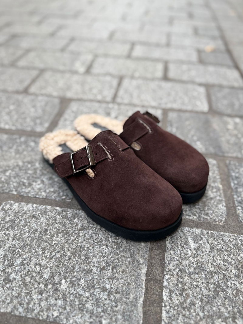 Mule klapki czekoladowe z futrem, wygodne mule ze skóry, Konopka Shoes