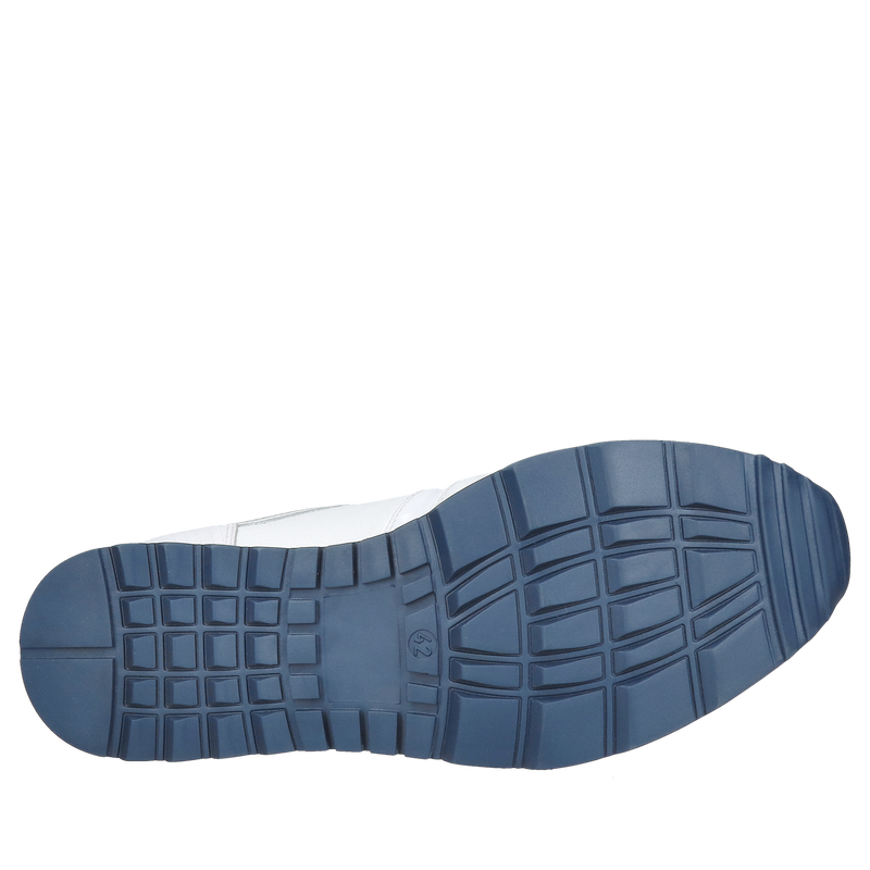 Białe sneakersy męskie ze skóry na białej podeszwie, wygodne buty na co dzień