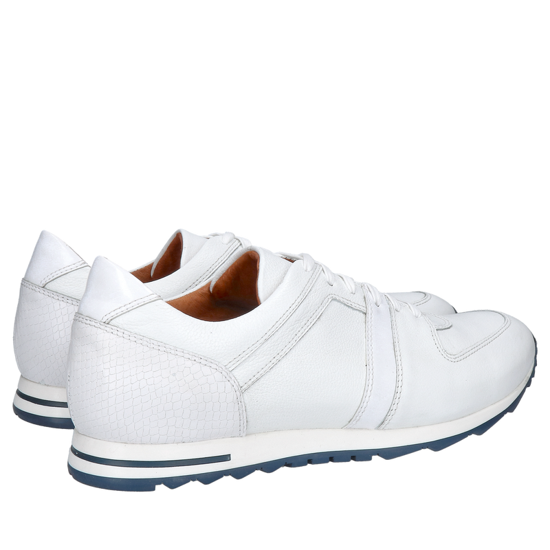 Białe sneakersy męskie ze skóry na białej podeszwie, wygodne buty na co dzień