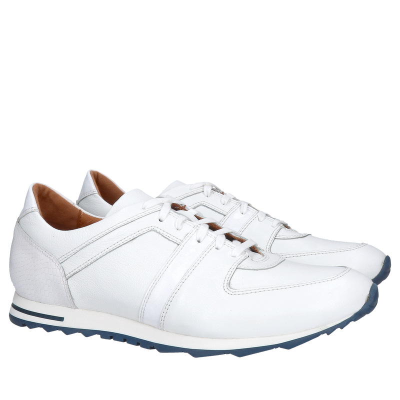 Białe sneakersy męskie ze skóry na białej podeszwie, wygodne buty na co dzień