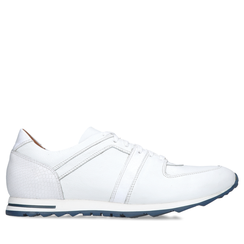 Białe sneakersy męskie ze skóry na białej podeszwie, wygodne buty na co dzień