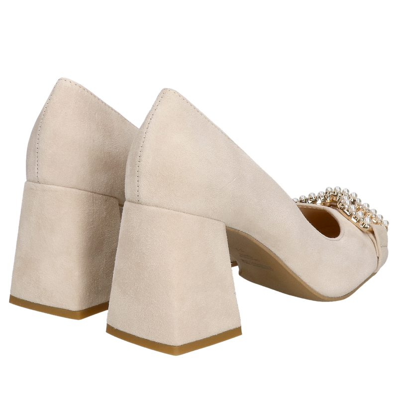 Czółenka na wygodnym szerokim słupku z beżowego zamszu dopełnione piękną ozdobą na przodzie, eleganckie czółenka