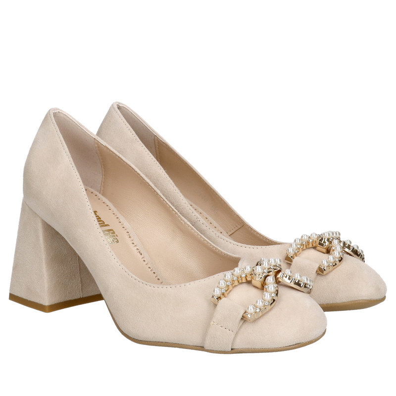 Czółenka na wygodnym szerokim słupku z beżowego zamszu dopełnione piękną ozdobą na przodzie, eleganckie czółenka