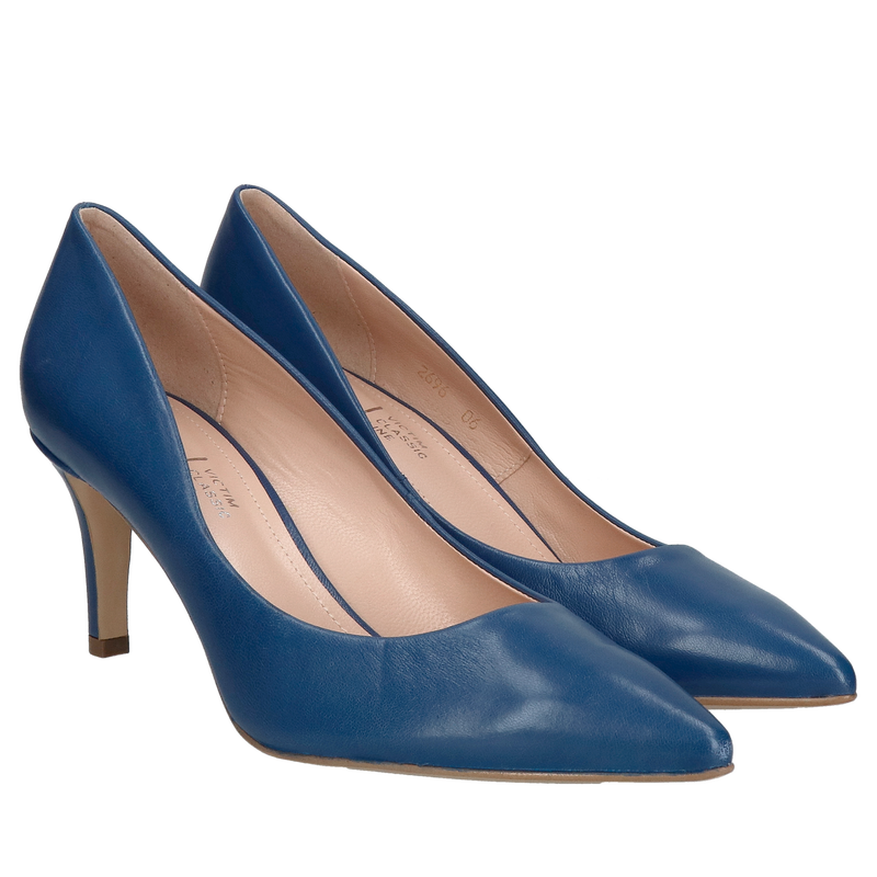 Czółenka do szpica, wygodne granatowe szpilki ze skóry na niskim obcasie