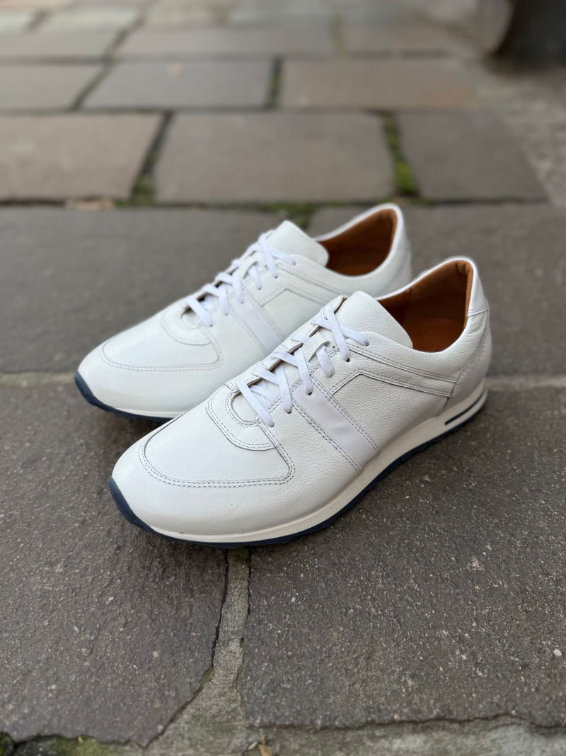 Białe sneakersy męskie ze skóry na białej podeszwie, wygodne buty na co dzień