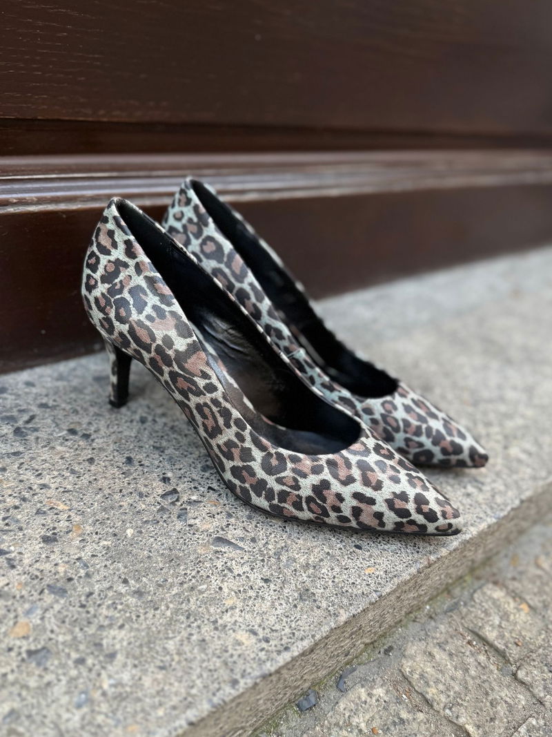 Szpilki panterkowe na niskim obcasie, wygodne i modne szpilki w zwierzęcym motywem, Konopka Shoes