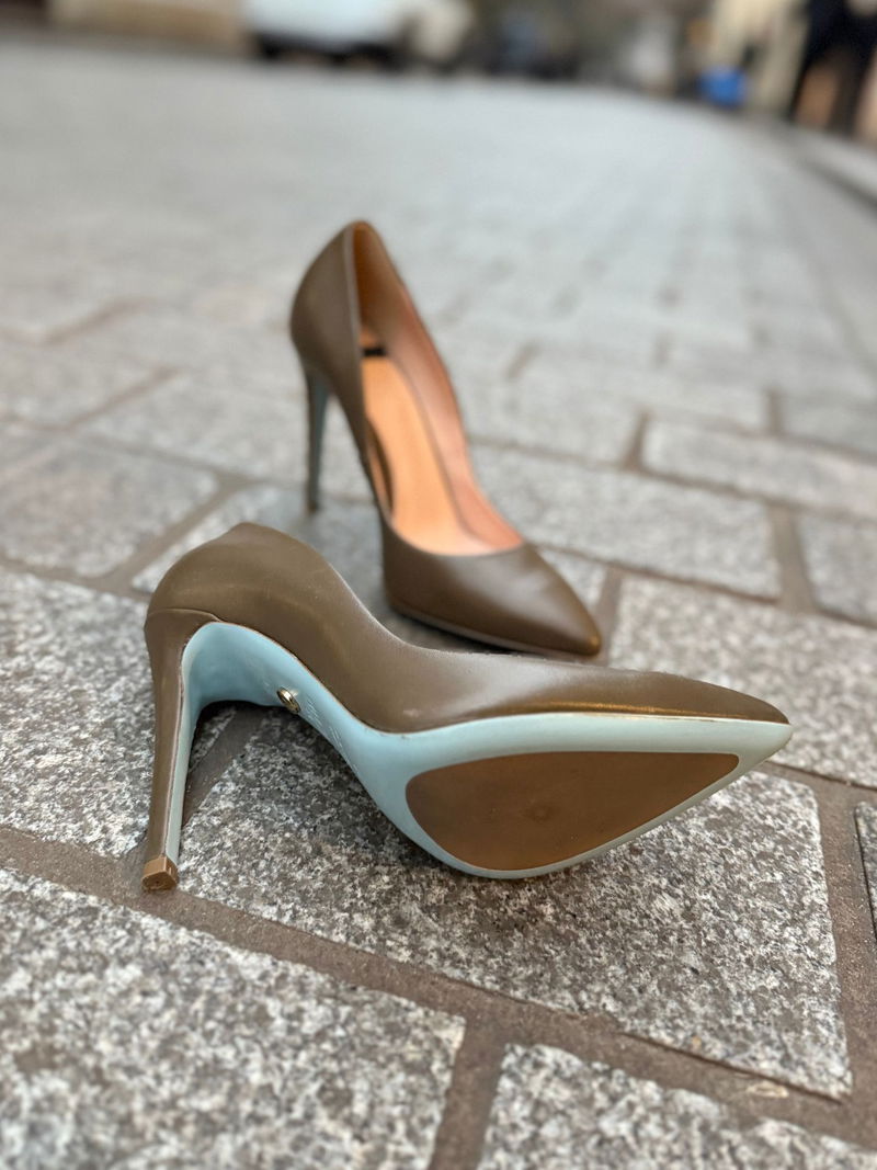 Luksusowe szpilki z niebieską podeszwą skórzaną, wysokie szpilki brązowe na wyjątkowe okazję, Konopka Shoes