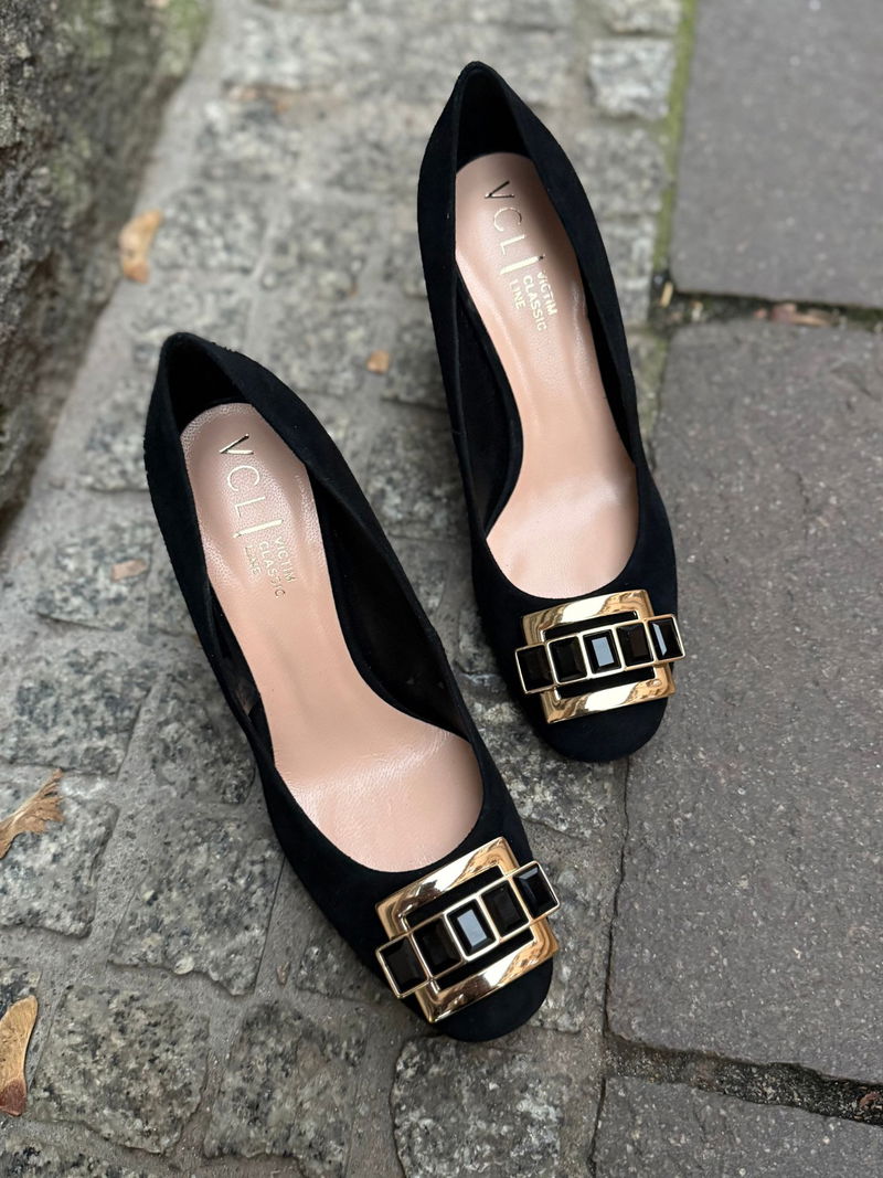 Damskie buty na szerokim obcasie ze skóry czarnej zamszowej, czółenka zamszowe na słupku ze złotą ozdobą