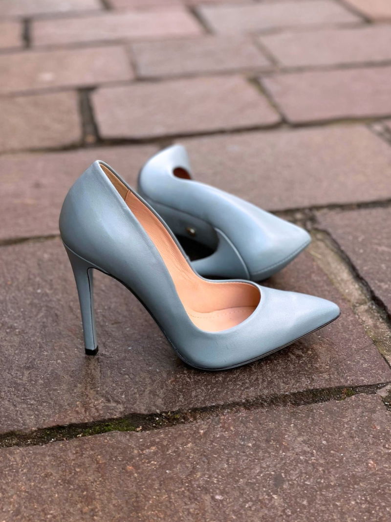 Wysokie błękitne szpilki na skórzanej podeszwie, luksusowe szpilki z niebieską podeszwą