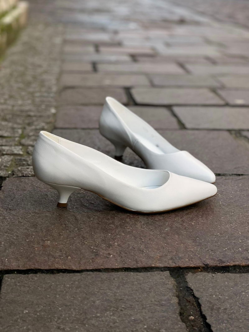 Niskie białe kaczuszki na wygodnym obcasie, buty do ślubu białe, wygodne szpilki do ślubu, Konopka Shoes