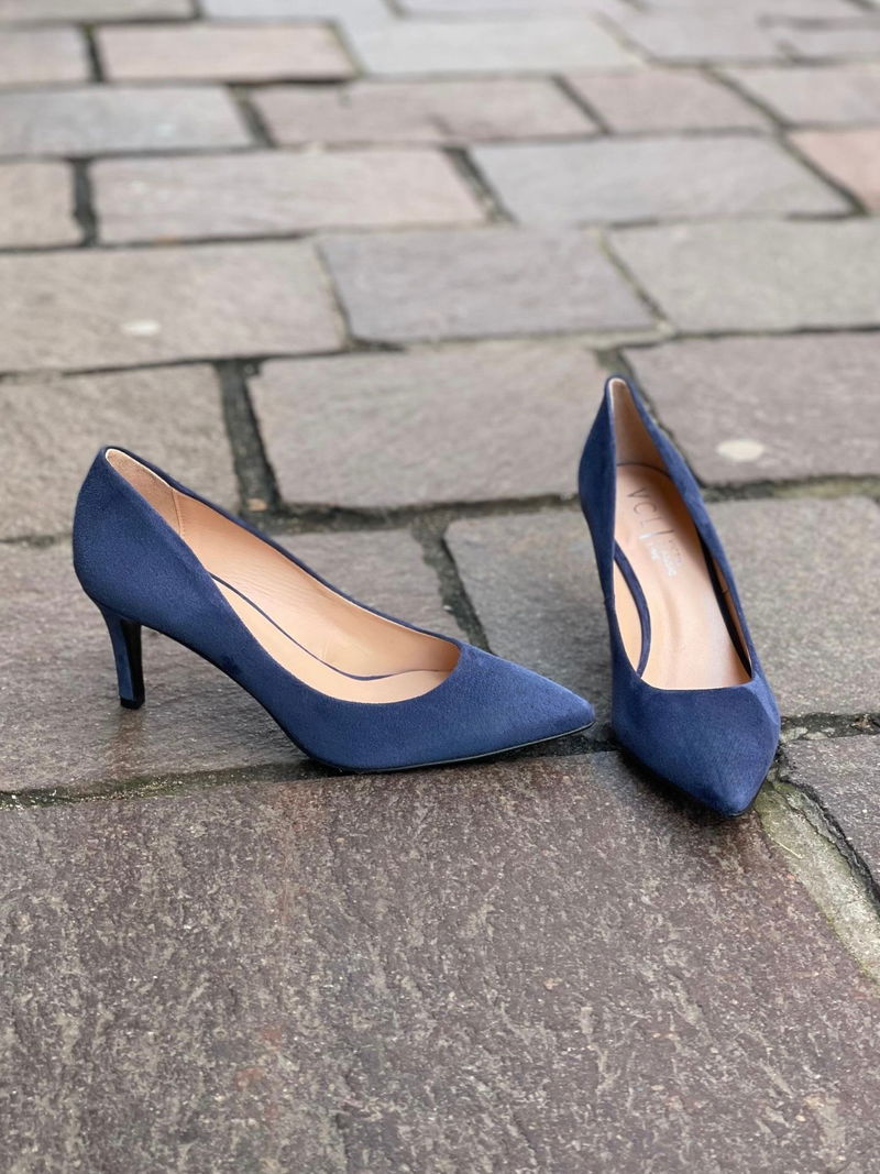 Szpilki do szpica na niskim obcasie, zamszowe czółenka granatowe, eleganckie szpilki zamszowe