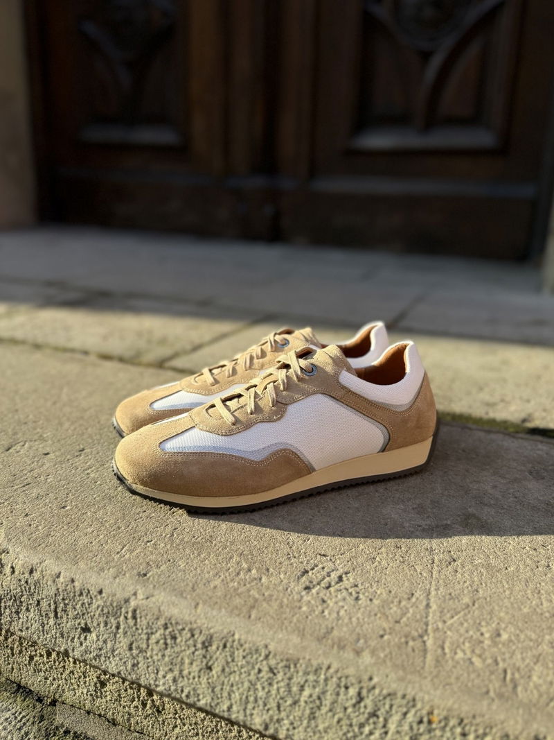 Męskie sportowe sneakersy ze skóry zamszowej oraz lekkiego białego materiału