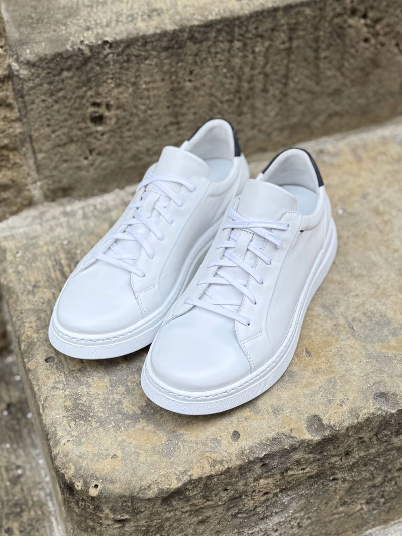 Białe męskie sneakersy z wyjmowaną wkładką, lekkie i miękkie