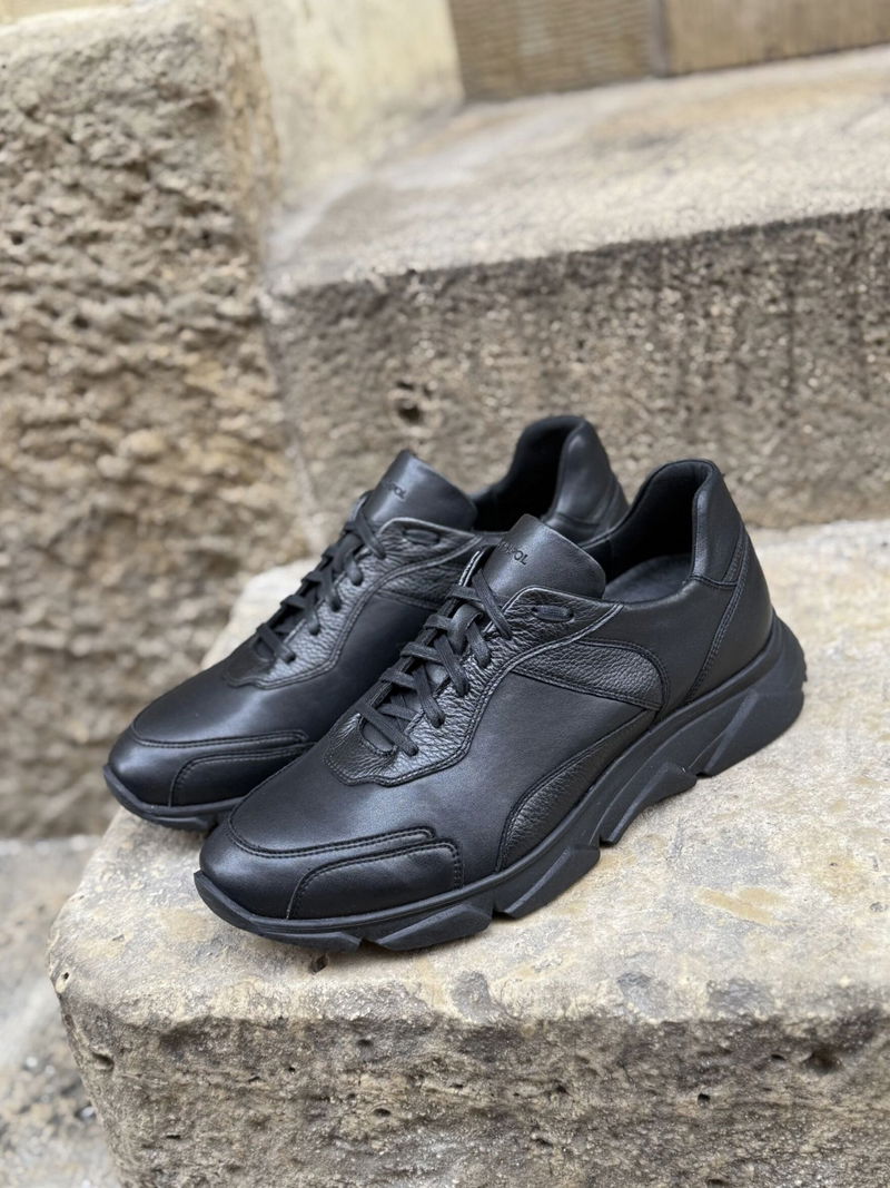 Męskie czarne sneakersy na czarnej podeszwie, wyjątkowy designe i wykonanie