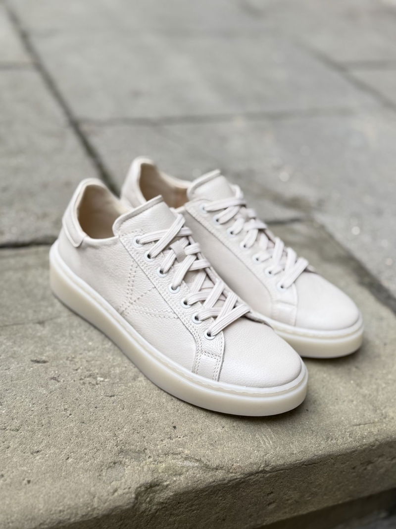 Beżowe sneakersy damskie, lekkie sportowe buty w kolorze nude