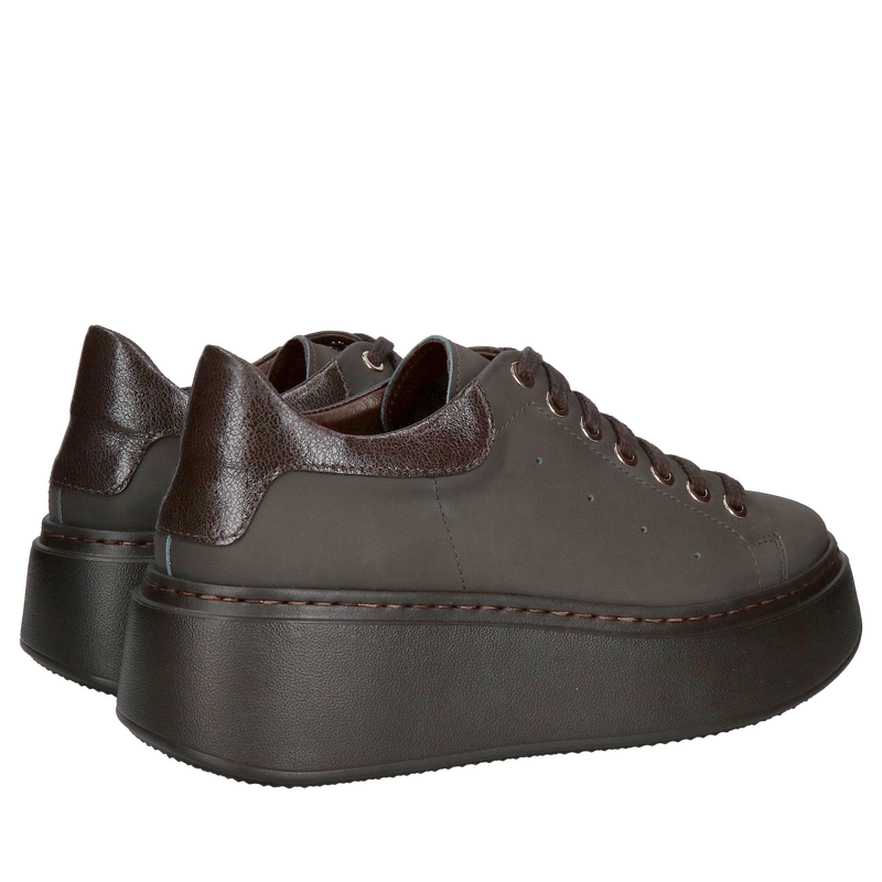 Czekoladowe sneakersy damskie na lekkiej podeszwie. Sportowe buty damskie idealne na co dzień, łączące styl, lekkość i komfort.