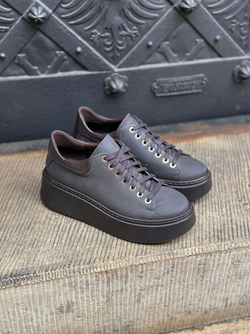 Czekoladowe sneakersy damskie na lekkiej podeszwie. Sportowe buty damskie idealne na co dzień, łączące styl, lekkość i komfort.