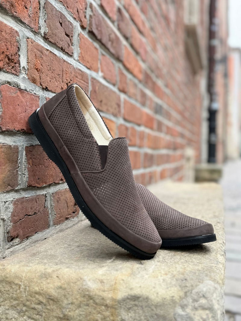 Lekkie i wsuwane buty męskie na szersze stopy, wygodne dziurkowane obuwie męskie